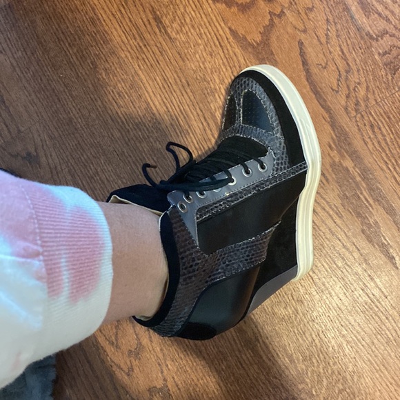 L.A.M.B. Black Suede/Snake Skin Summer Lace Up Sneaker Wedges!  EUC - Picture 3 of 10